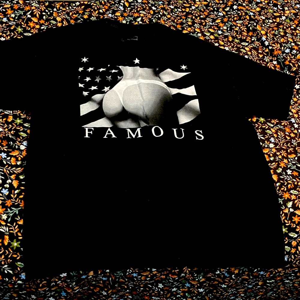 Black t shirt extra large. Looks good. Famous brand